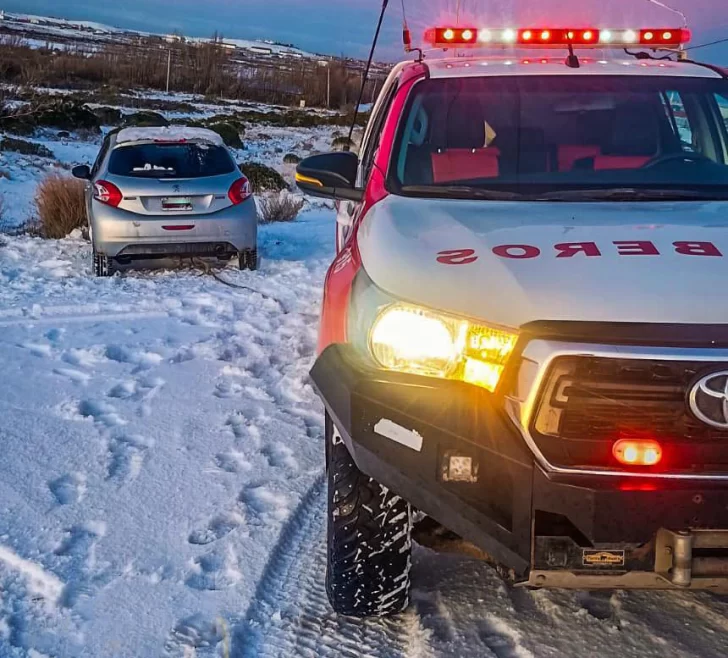 Un conductor perdió el control de su auto y despistó por la presencia de nieve