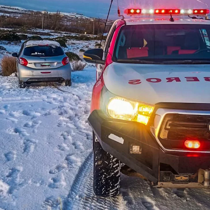 Un conductor perdió el control de su auto y despistó por la presencia de nieve Un conductor perdió el control de su auto y despistó por la presencia de nieve