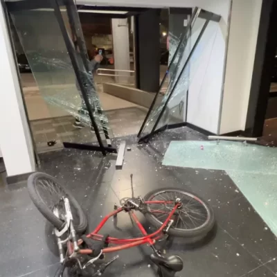Tras la condena a Cristina Kirchner, militantes kirchneristas destrozaron el edificio de TN y eltrece