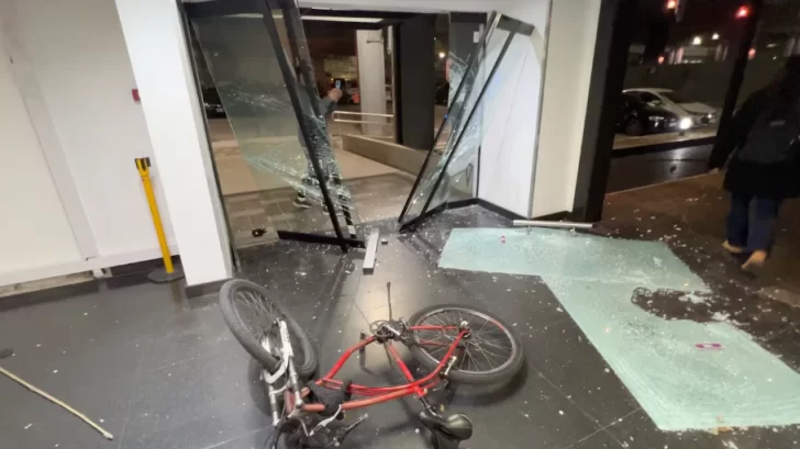 Tras la condena a Cristina Kirchner, militantes kirchneristas destrozaron el edificio de TN y eltrece