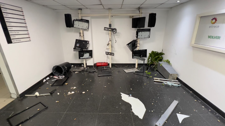 Tras la condena a Cristina Kirchner, militantes kirchneristas destrozaron el edificio de TN y eltrece