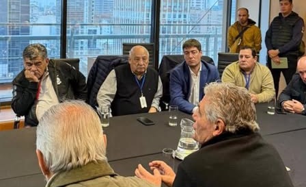  En el centro de la imágen, Raúl Durdos (SOMU) rechazó de plano la propuesta. A la derecha el intendente Juan Martínez, preocupado por la falta de acuerdo.