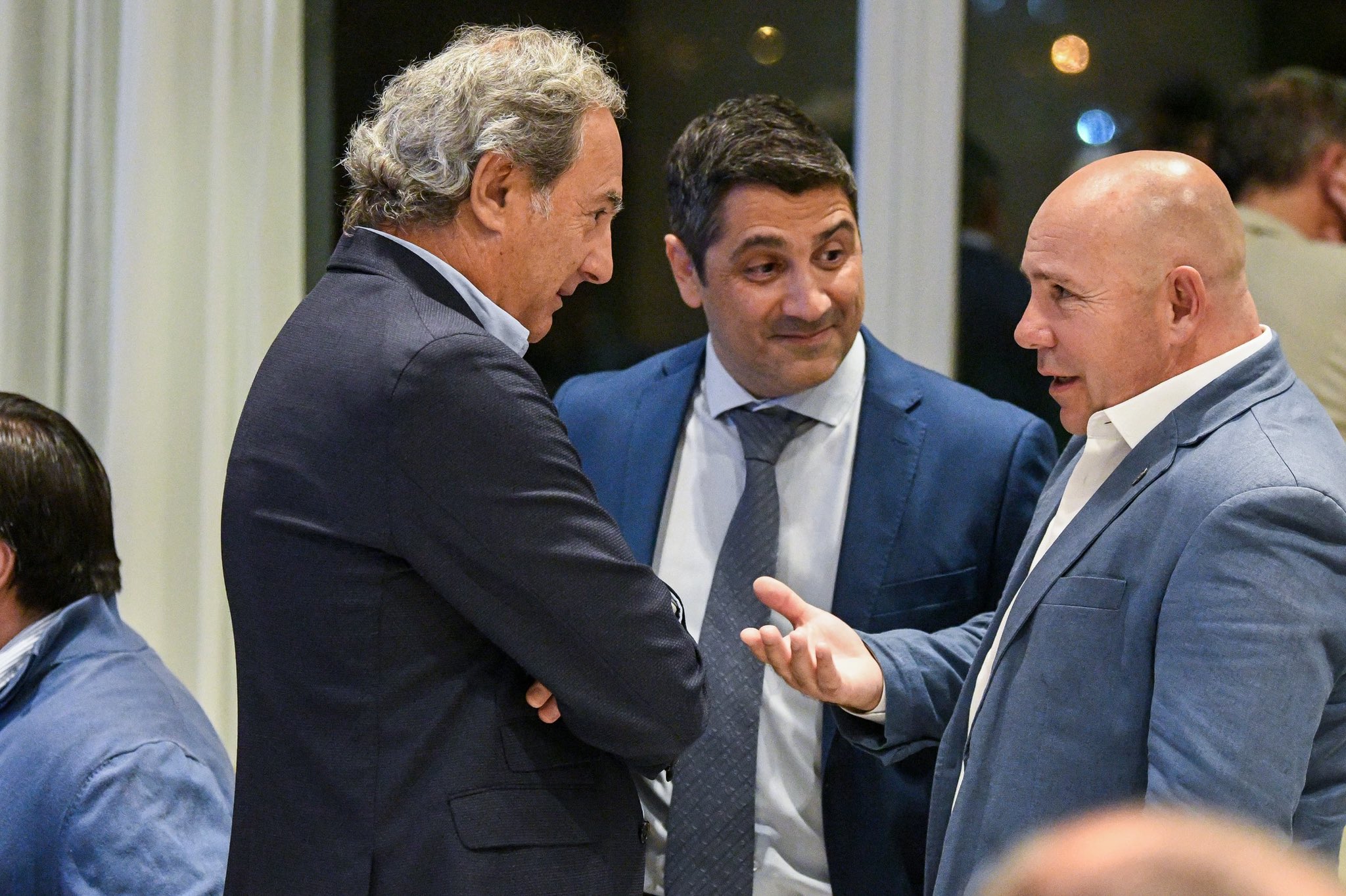  Eduardo Boeiro (izquierda) en diálogo con el intendente Gustavo Sastre (derecha).