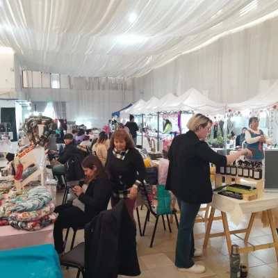 Artesanos y manualeros realizaron una nueva feria autogestiva en Caleta Olivia