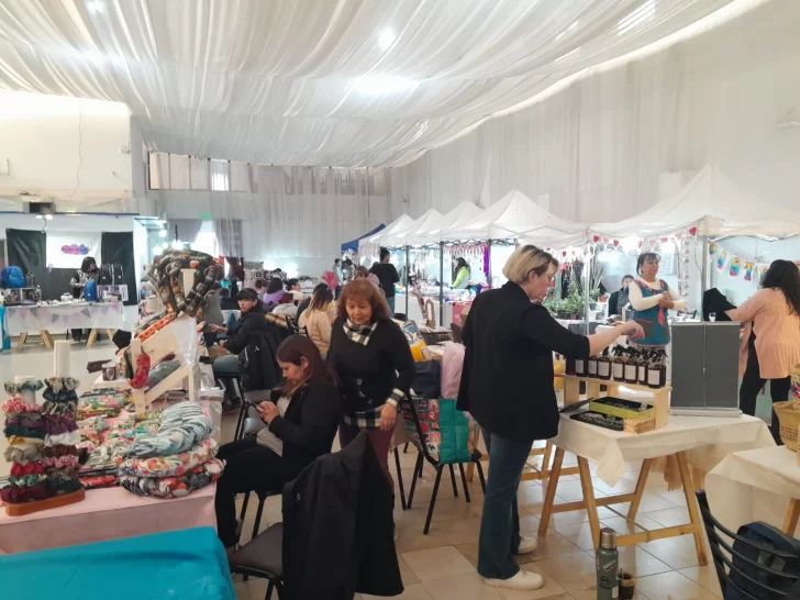 Artesanos y manualeros realizaron una nueva feria autogestiva en Caleta Olivia