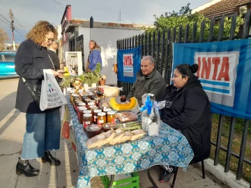 “Feriazo de frescos” en Caleta Olivia y en contra del ajuste en el INTA “Feriazo de frescos” en Caleta Olivia y en contra del ajuste en el INTA