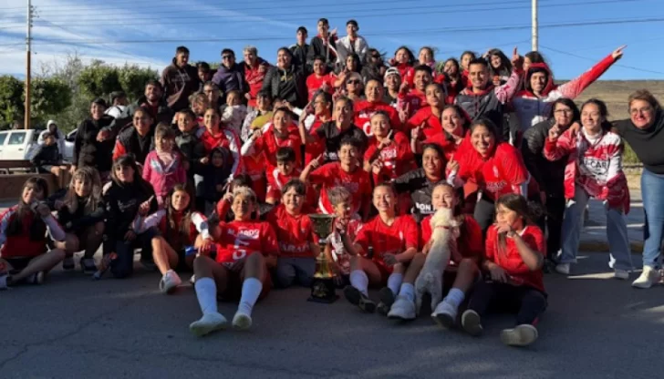 El fútbol femenino de Gobernador Gregores con su tercer título