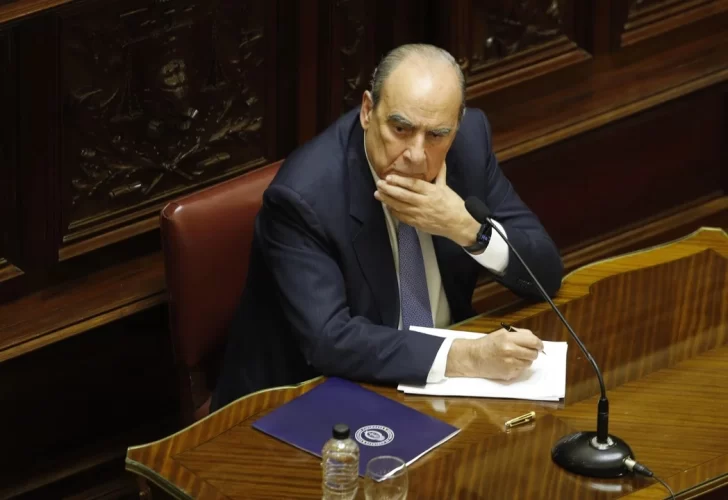 El jefe de Gabinete del gobierno de Javier Milei se retiró del recinto. El jefe de Gabinete del gobierno de Javier Milei se retiró del recinto.