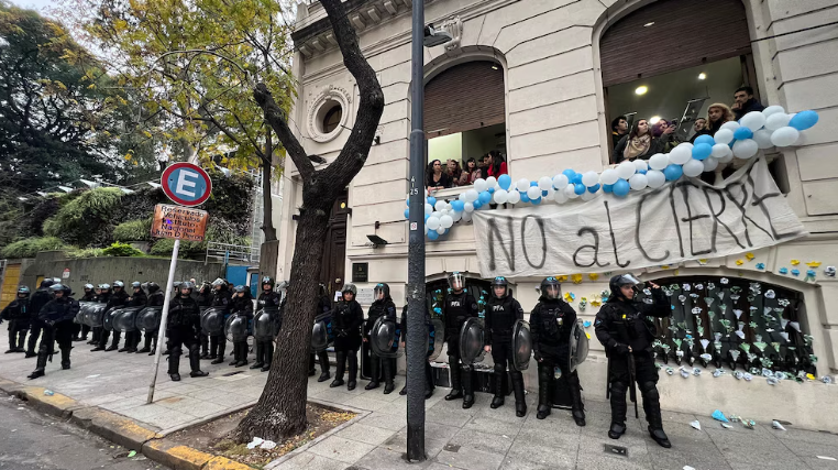 Liberaron a Juan Grabois tras 12 horas detenido: “Es un orgullo que el gobierno de Milei nos meta presos por defender el legado peronista&#8221;