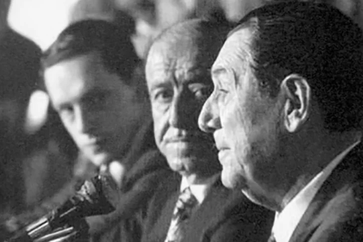  Un joven Abal Medina y Héctor Cámpora observan a Perón durante una conferencia de prensa (Foto extraída del libro 