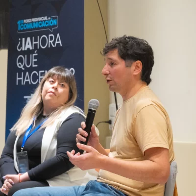 Grupo La Opinión Austral expuso sobre la fusión del periodismo y la IA