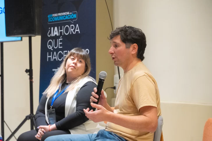 Grupo La Opinión Austral expuso sobre la fusión del periodismo y la IA