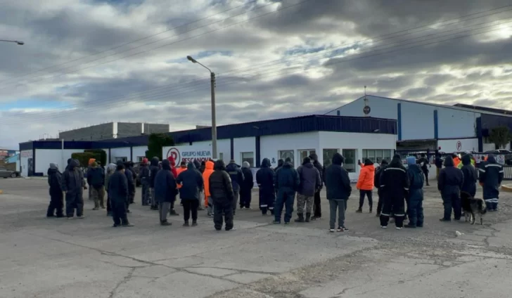  Los marineros de Puerto Deseado reclamaron frente a las plantas pesqueras, el pasado viernes. FOTO: MAR Y PESCA NOTICIAS PATAGÓNICAS
