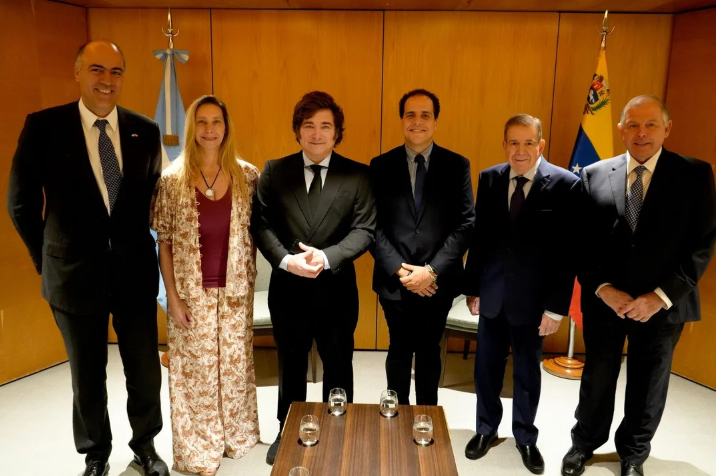  El embajador argentino en España, Wenceslao Bunge Saravia; la secretaria general de la Presidencia, Karina Milei; el presidente Javier Milei; el coordinador internacional del Comando ConVzla, Pedro Urruchurtu Noselli; el presidente electo de Venezuela, Edmundo González Urrutia; y el canciller argentino Gerardo Werthein