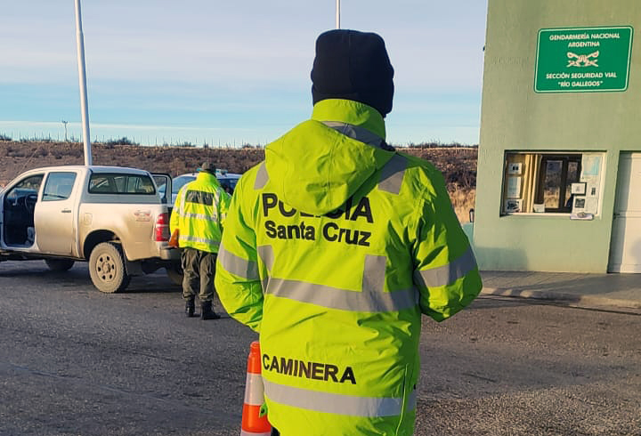  Un agente de la Policía Caminera, de espaldas, durante uno de los retenes. (FOTO: POLICÍA SANTA CRUZ)