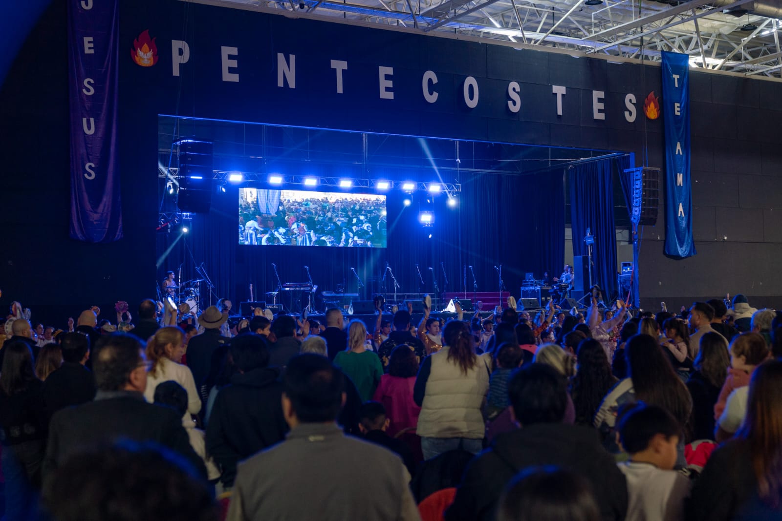  Más de cuatro mil fieles participaron de las actividades propuestas para la celebración de Pentecostés.