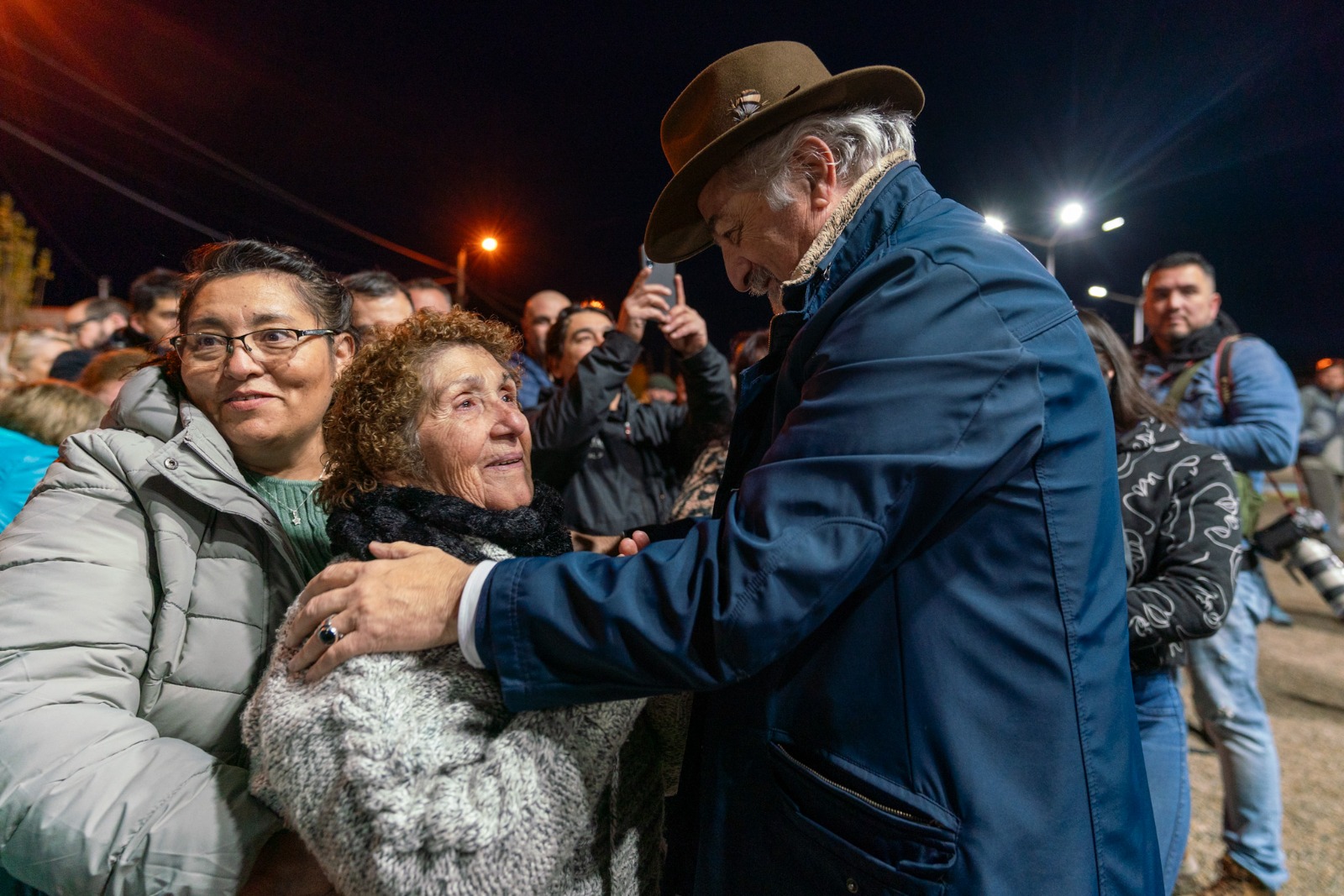  El abrazo de Othar Macharashvili con la familia de Ernesto Vidal.