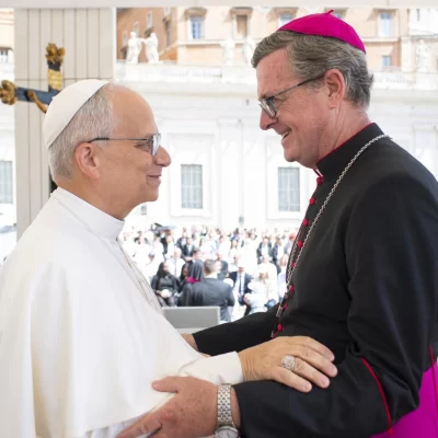 El arzobispo Jorge García Cuerva saludó al Papa León XIV en el Vaticano antes de la visita de Javier Milei