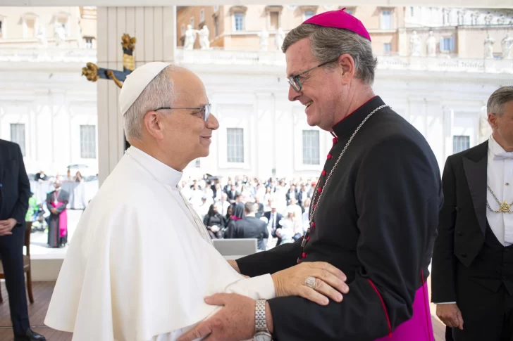El arzobispo Jorge García Cuerva saludó al Papa León XIV en el Vaticano antes de la visita de Javier Milei