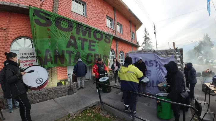 Tras el apoyo político que recibió Zulma Neira, los municipales continúan con la protesta salarial. Tras el apoyo político que recibió Zulma Neira, los municipales continúan con la protesta salarial.