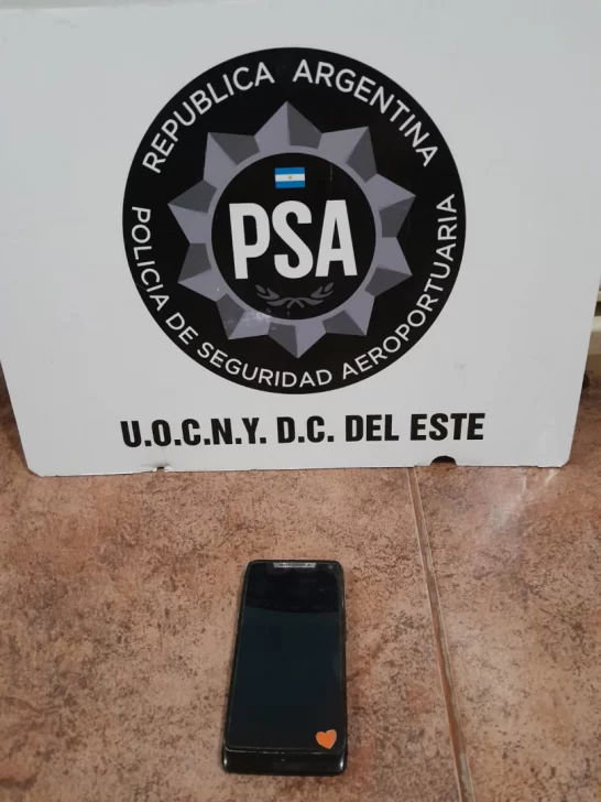  El celular recuperado por las fuerzas de seguridad federales. (FOTO: POLICÍA DE SEGURIDAD AEROPORTUARIA)