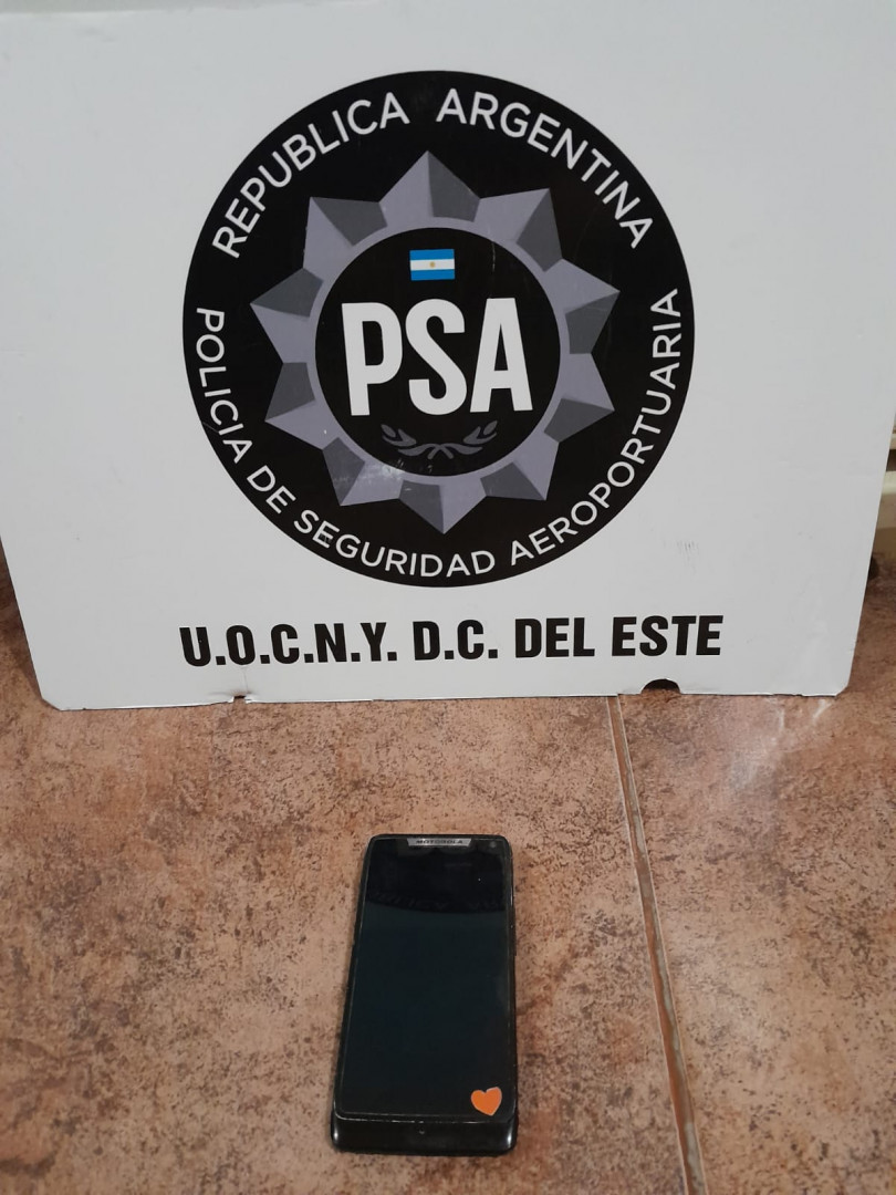  El celular recuperado por las fuerzas de seguridad federales. (FOTO: POLICÍA DE SEGURIDAD AEROPORTUARIA)