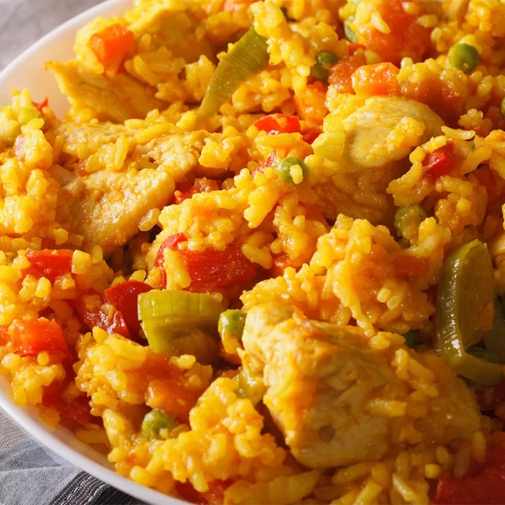 Guiso de arroz con pollo: una receta abundante con un toque picante para entrar en calor