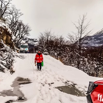 Rescate en El Chaltén: Bomberos asisten a los ocupantes de un motorhome varado en la nieve