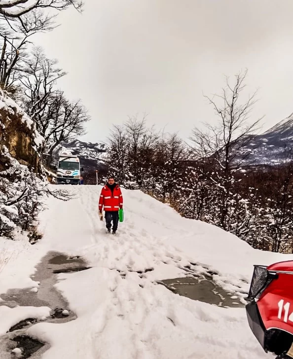Rescate en El Chaltén: Bomberos asisten a los ocupantes de un motorhome varado en la nieve