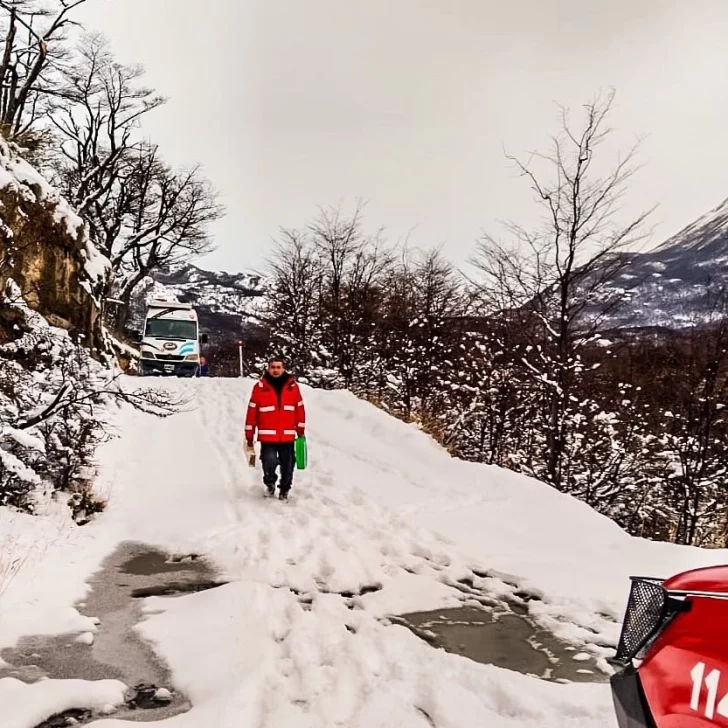 Rescate en El Chaltén: Bomberos asisten a los ocupantes de un motorhome varado en la nieve