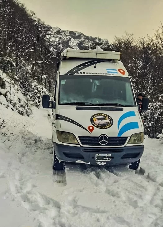Rescate en El Chaltén: Bomberos asisten a los ocupantes de un motorhome varado en la nieve