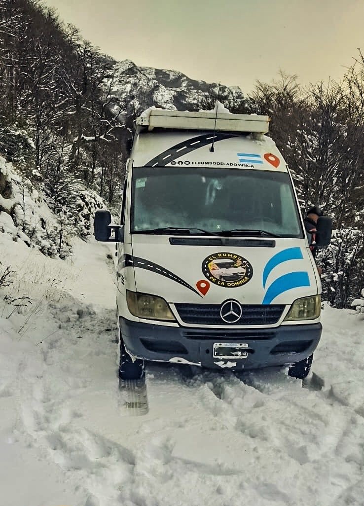 Rescate en El Chaltén: Bomberos asisten a los ocupantes de un motorhome varado en la nieve
