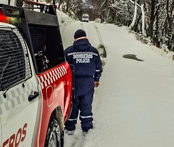 Rescate en El Chaltén: Bomberos asisten a los ocupantes de un motorhome varado en la nieve