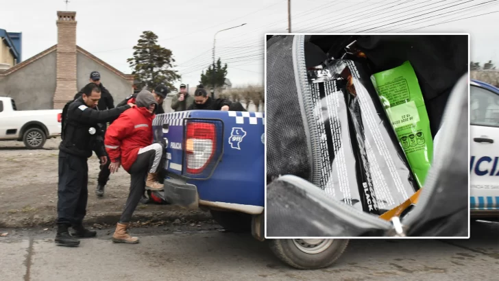  Uno de los malvivientes siendo subido a un móvil y lo que había dentro de la mochila. (FOTO: JOSÉ SILVA/LA OPINIÓN AUSTRAL)