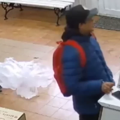 Video. Fue a pedir trabajo a una rotisería de Río Gallegos, le dieron de comer y se robó un celular