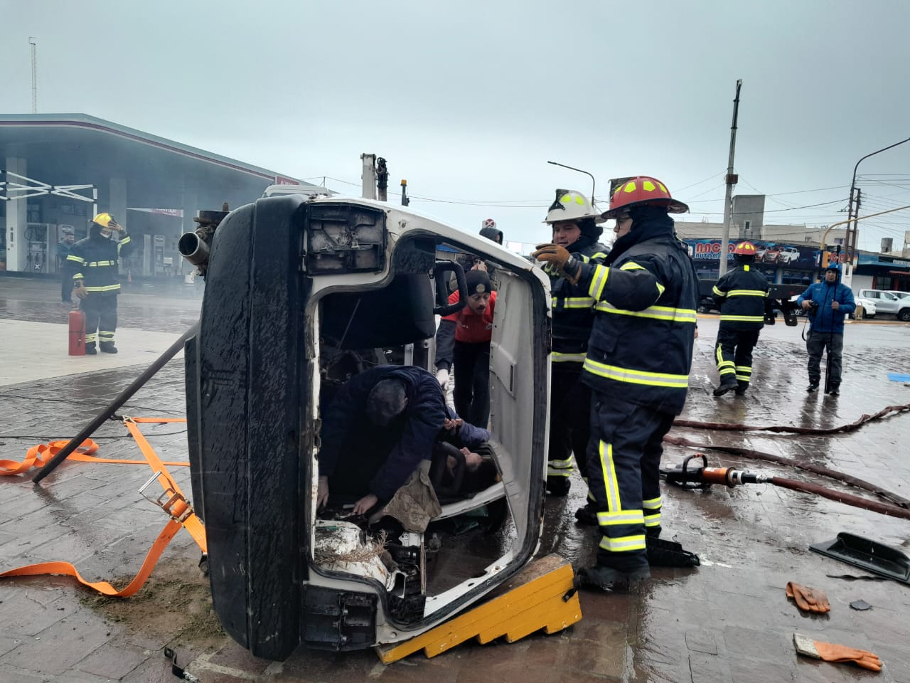  El cuerpo de Bomberos en pleno despliegue durante el operativo. FOTO: TAMARA MORENO/LA OPINIÓN AUSTRAL