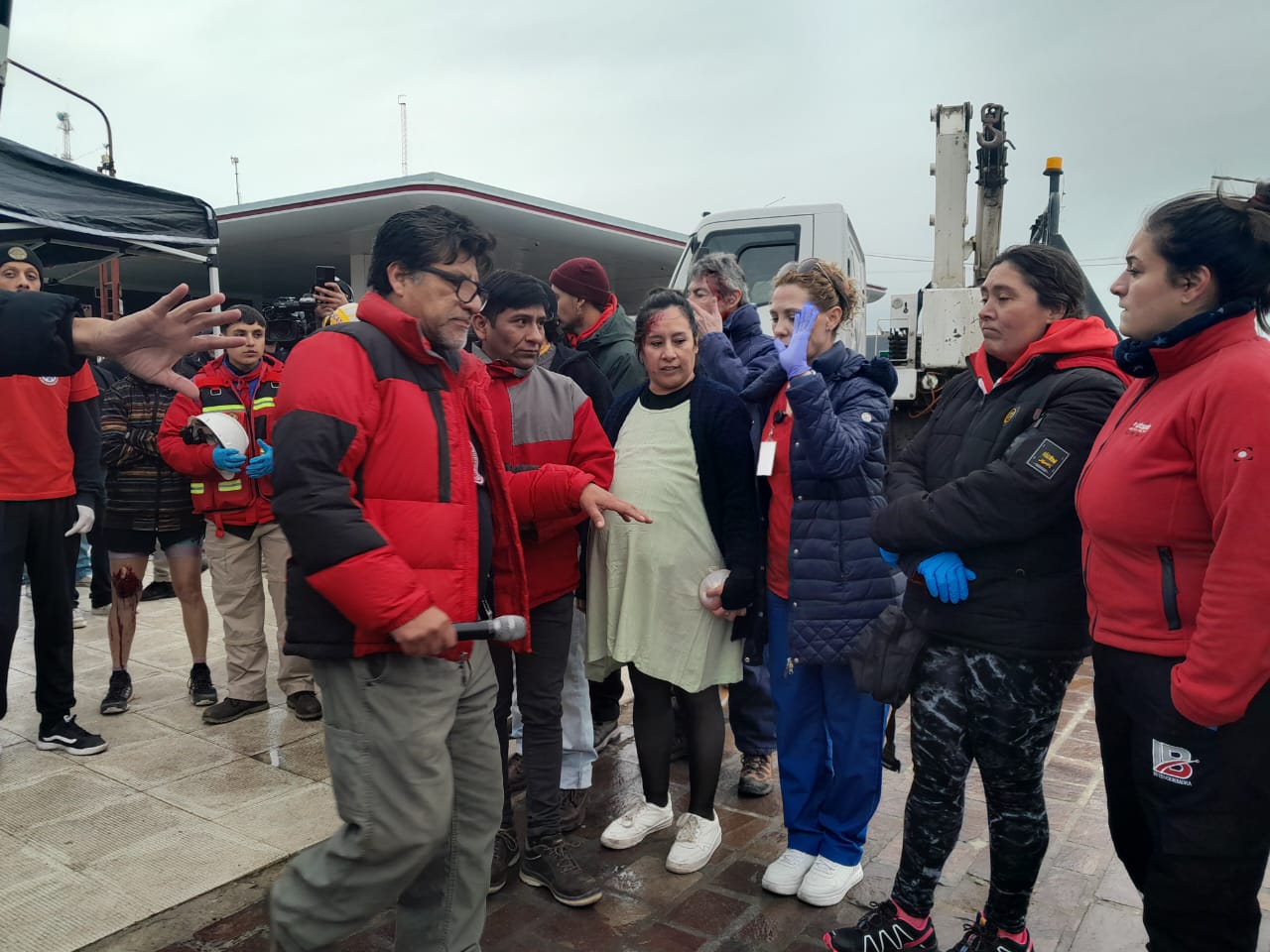  Para el operativo de simulacro se convocó a varias fuerzas y organizaciones. FOTO: TAMARA MORENO/LA OPINIÓN AUSTRAL