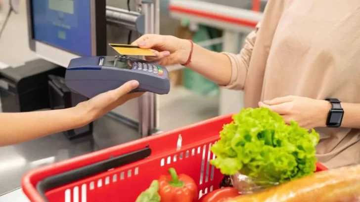 Pagar la comida con tarjeta de crédito: cada vez más personas se endeudan para comprar alimentos