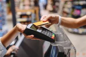 Una señora perdió su tarjeta de crédito y sufrió estafa por compras no autorizadas