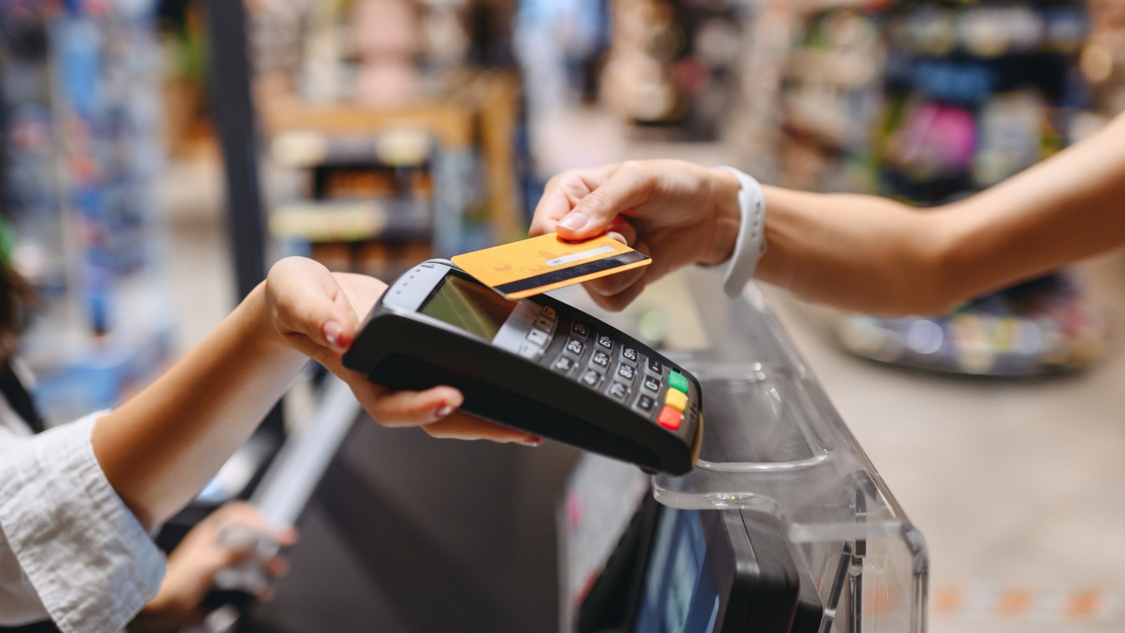 Pagar la comida con tarjeta de crédito: cada vez más personas se endeudan para comprar alimentos