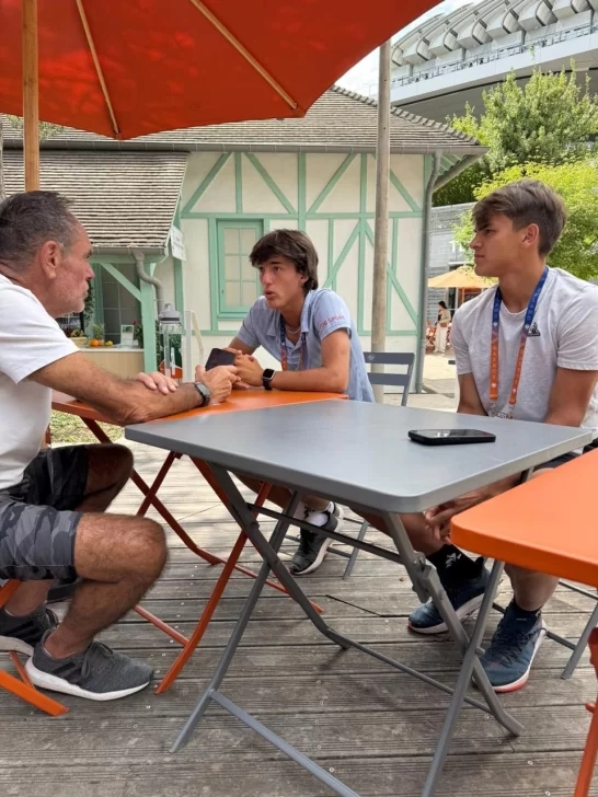 Dante Pagani y Valentín Garay junto al periodista Pablo Silva.