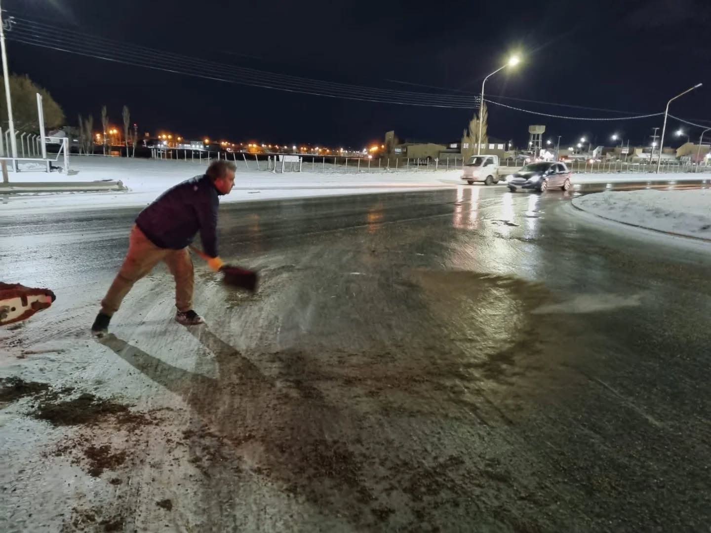 Nieve en Río Gallegos: la municipalidad comenzó a tirar sal en las calles para evitar accidentes