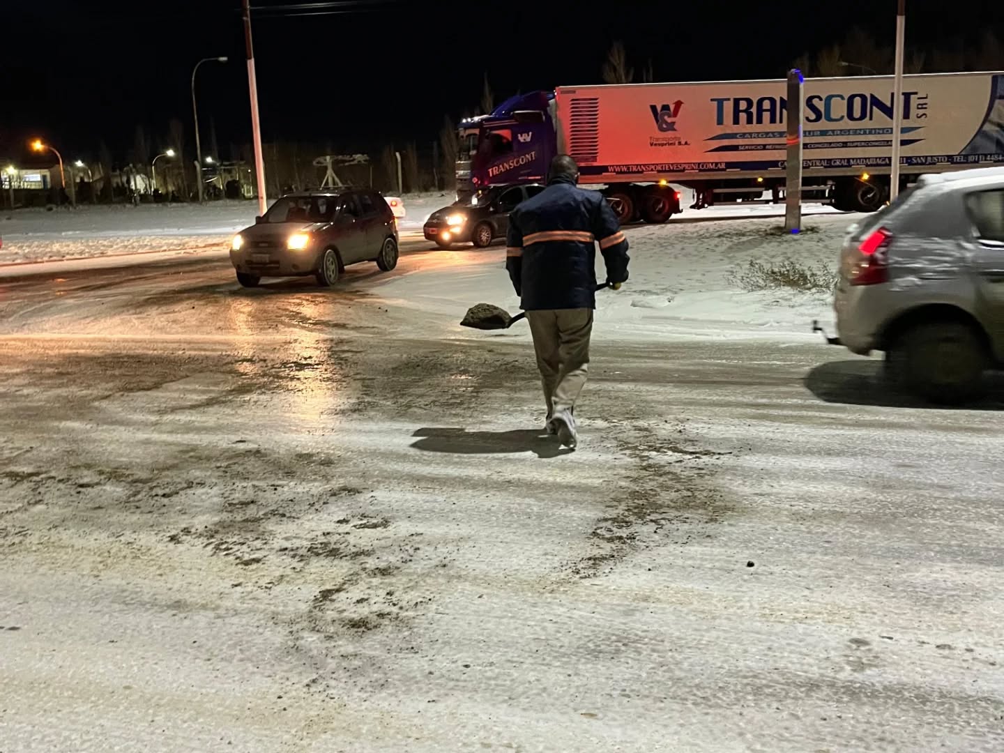 Nieve en Río Gallegos: la municipalidad comenzó a tirar sal en las calles para evitar accidentes