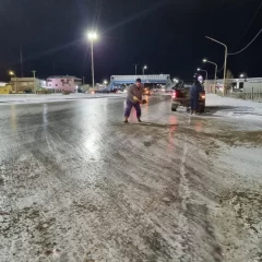 Nieve en Río Gallegos: la municipalidad comenzó a tirar sal en las calles para evitar accidentes