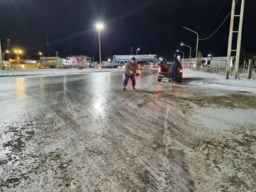 Nieve en Río Gallegos: la municipalidad comenzó a tirar sal en las calles para evitar accidentes Nieve en Río Gallegos: la municipalidad comenzó a tirar sal en las calles para evitar accidentes