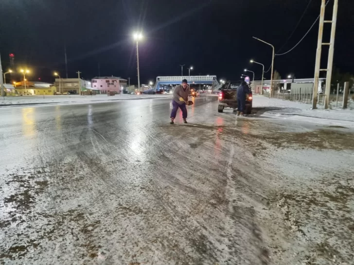 Nieve en Río Gallegos: la municipalidad comenzó a tirar sal en las calles para evitar accidentes