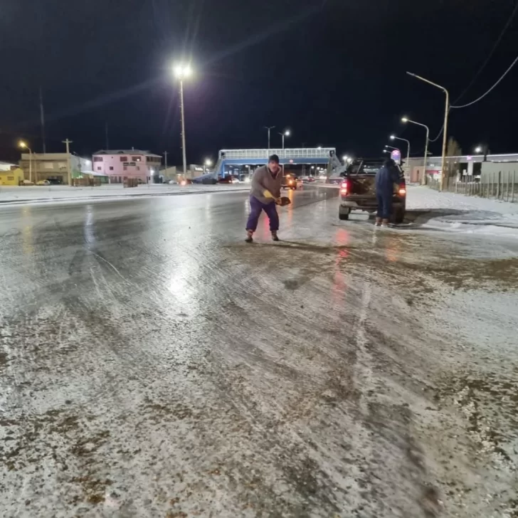 Nieve en Río Gallegos: la municipalidad comenzó a tirar sal en las calles para evitar accidentes