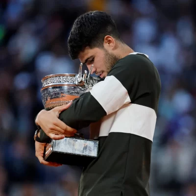 Carlos Alcaraz dio vuelta un partido increible y se quedó otra vez con toda la gloria en Roland Garros