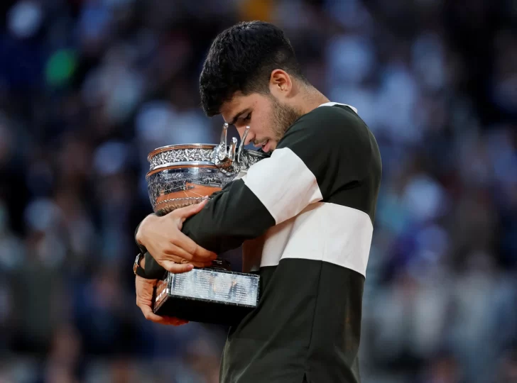 Carlos Alcaraz dio vuelta un partido increible y se quedó otra vez con toda la gloria en Roland Garros