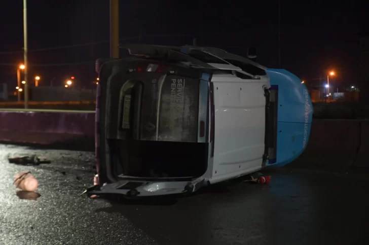 Volcó un móvil del Servicio Penitenciario en la Autovía 17 de Octubre y un hombre fue trasladado al hospital